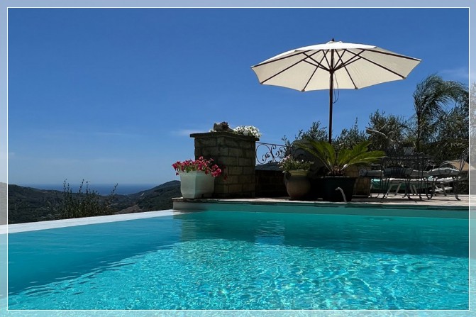 Villa Panorama da Luca piscina a sfioro immersa nel verde delle colline di Imperia a Pontedassio