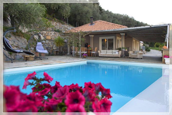 Villa Panorama da Luca piscina a sfioro immersa nel verde delle colline di Imperia a Pontedassio