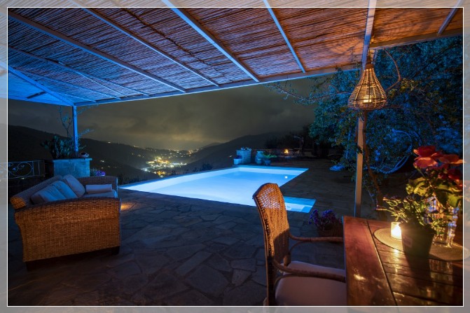 Villa Panorama da Luca piscina a sfioro immersa nel verde delle colline di Imperia a Pontedassio